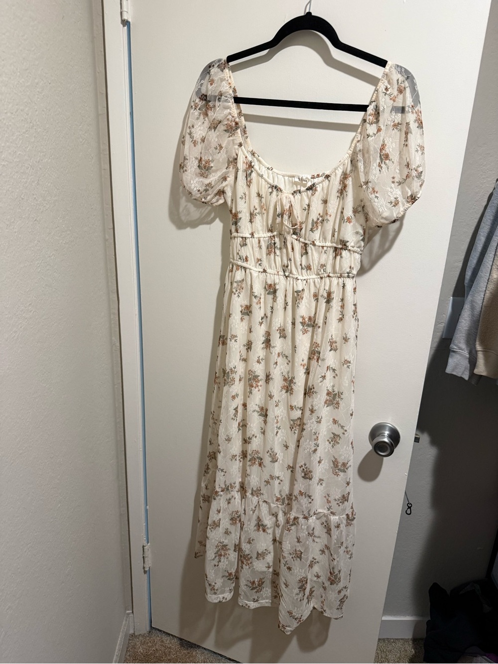 Cream Floral Puff-Sleeve Maxi Dress